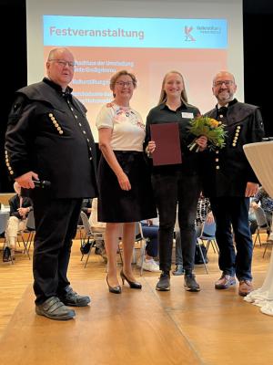 Prof. Dr. habil. Andreas Berkner (Vorsitzender der Jury der SOMAK und Vorsitzender des Kuratoriums der Kulturstiftung Hohenmölsen), Prof. Dr. habil. Sigrun Kabisch (Mitglied der Jury der SOMAK), Anne Rauchbach (Förderpreisträgerin), Andy Haugk (Bürgermeis