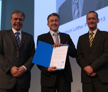 Dr.-Ing. Sergiy Antonyuk, Universität Hamburg-Harburg, erhielt den Friedrich-Löffler-Preis, der 2013 erstmals vergeben wurde. (v.l.n.r.): Prof. Dr. Wolfgang Peukert, Vorsitzender der ProcessNet-Fachgemeinschaft, Dr.-Ing. Sergiy Antonyuk, Preisträger, Dr.-Ing. Uwe Delfs, VDI-GVC (Bild: NürnbergMesse)