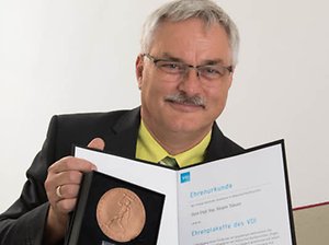 Für seine Verdienste um Technik mit Plakette geehrt: Jürgen Tänzer.