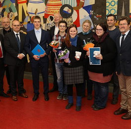 Prof. Kirbs (rechts) mit den Preisträger*innen und Laudatoren, Foto: Hochschule Merseburg